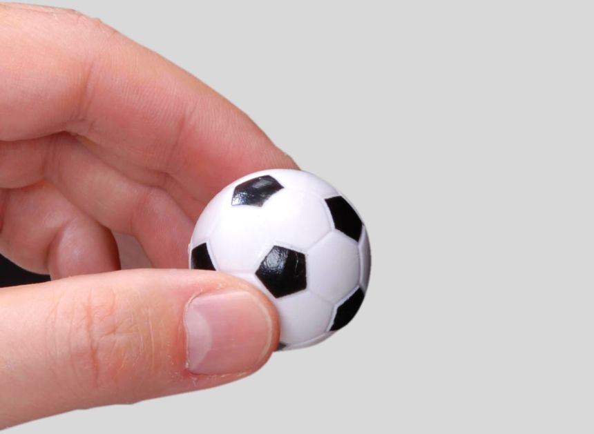 Primo piano della pallina da gioco del calcio balilla Garlando F-MINI, molto simile ad un pallone da calcio reale